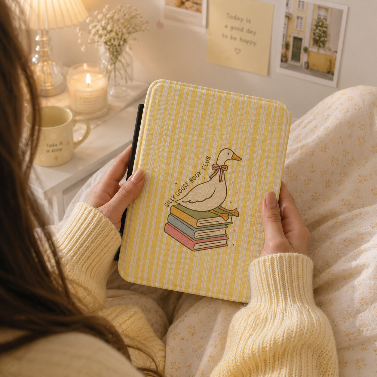 Reading goose Kindle case front cover close-up — Jardin Secret butter yellow stripe