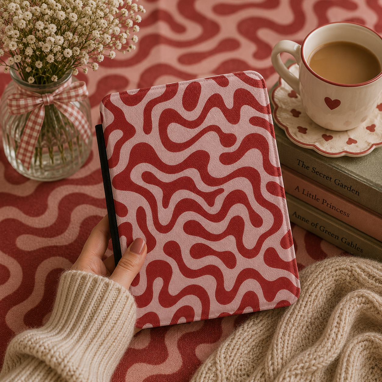 Close-up of Retro Squiggle Saffiano Kindle case